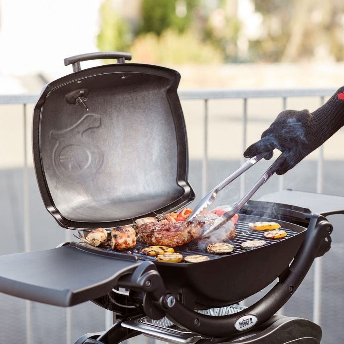 Weber Q1200 BBQ w/ Stand