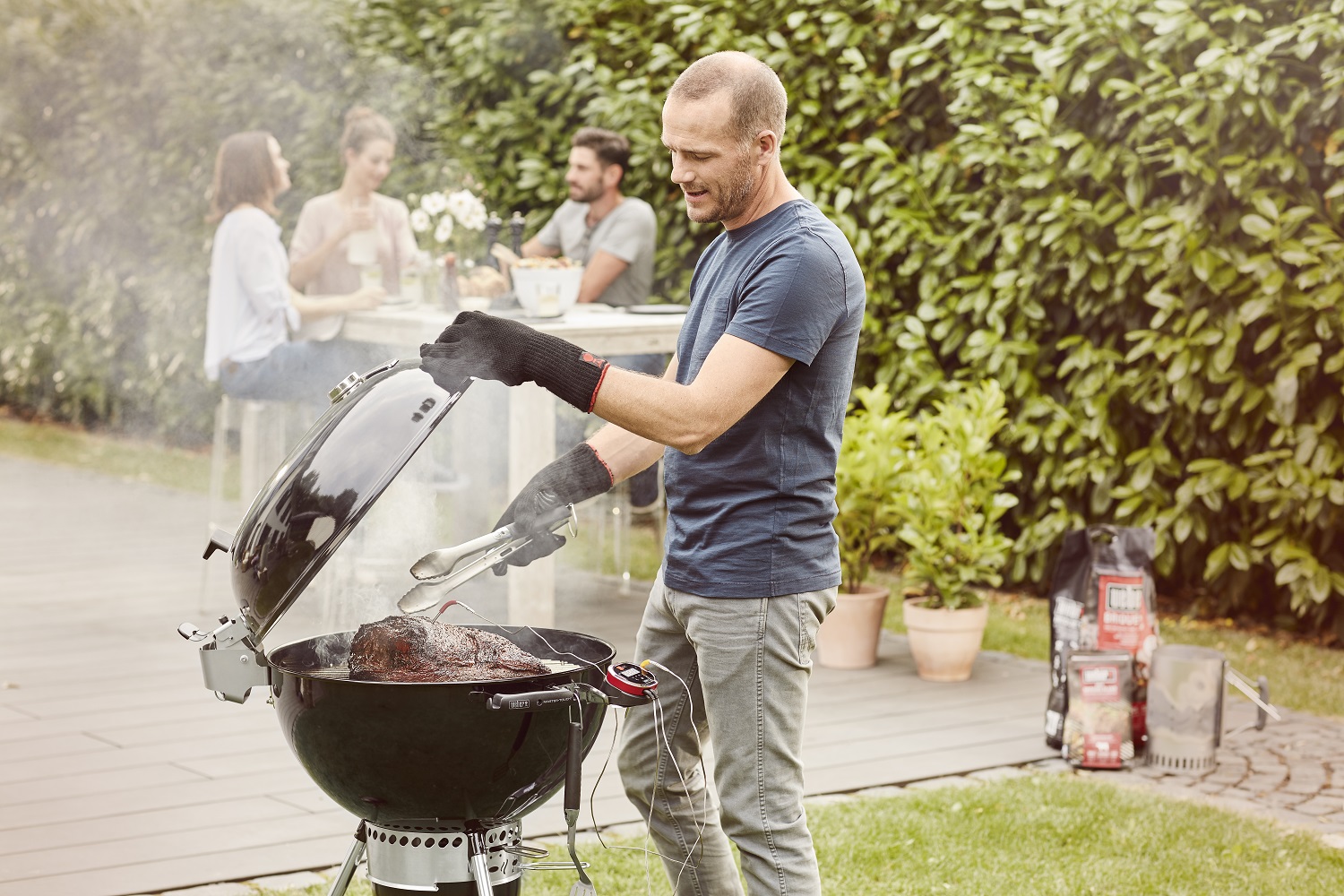 A Guide to Smoking with your Barbecue