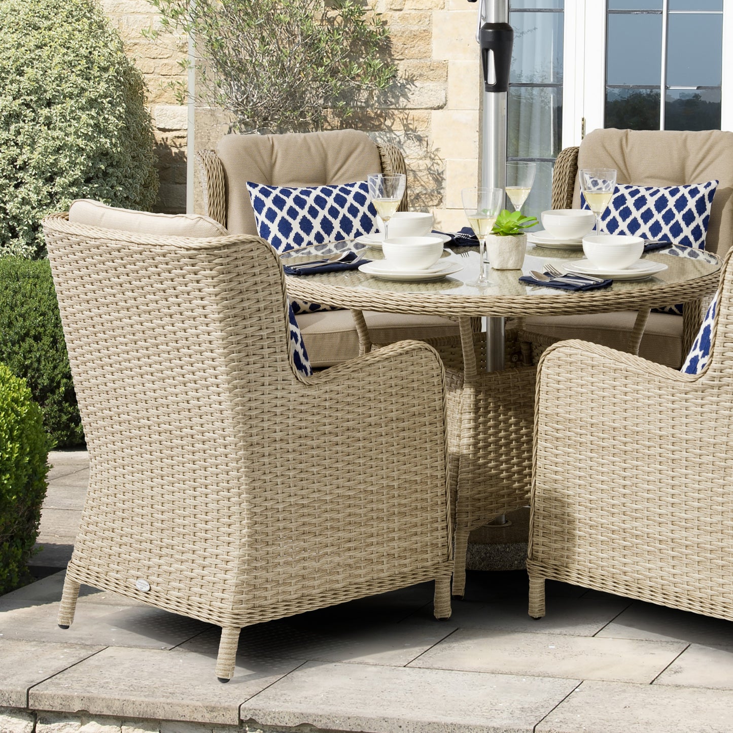 Bramblecrest Somerford 4 Seat Dining Set with Parasol | W0002