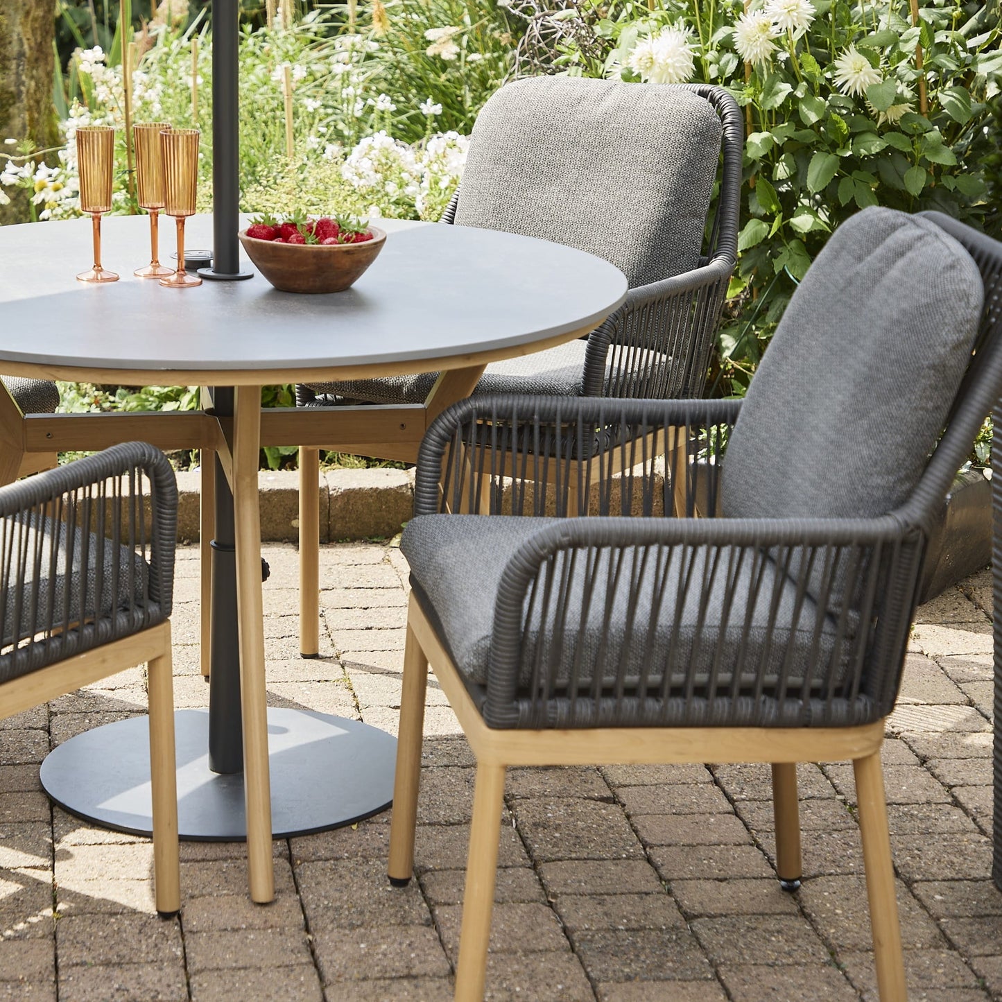 Leisuregrow Peru 4 Seat Dining Set with Parasol | A0039